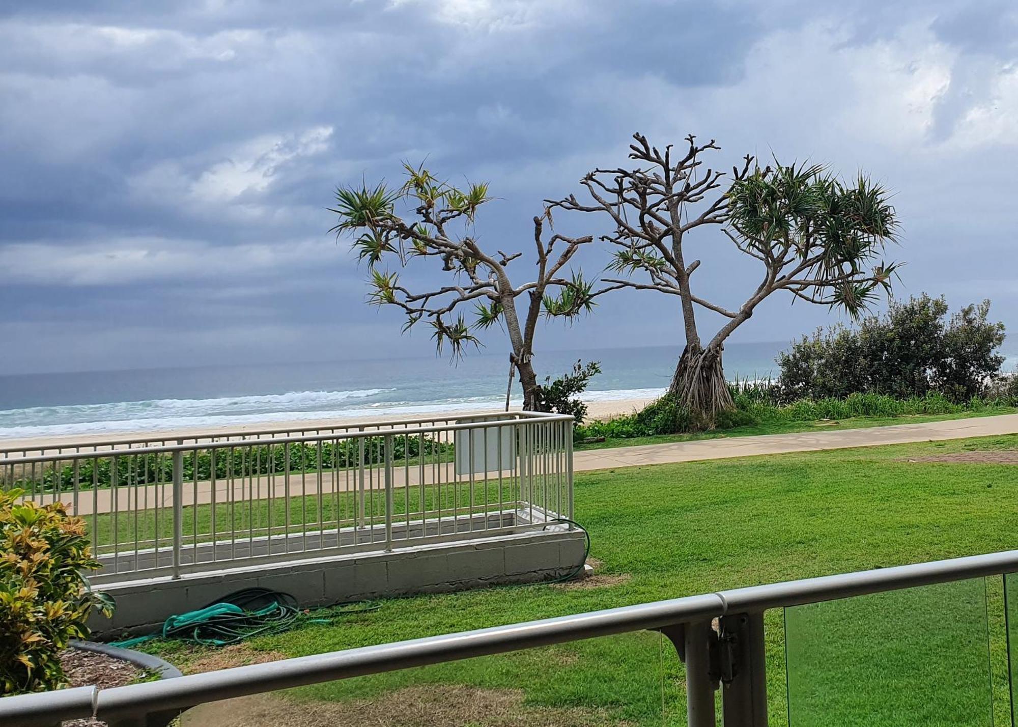 Pacific Surf Absolute Beachfront Apartments Gold Coast Extérieur photo